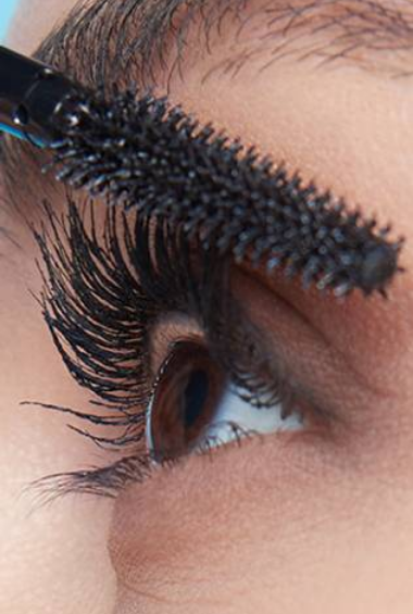 Close up on mascara brush - Maybelline Lash Sensational Sky High Washable 800 blackest black